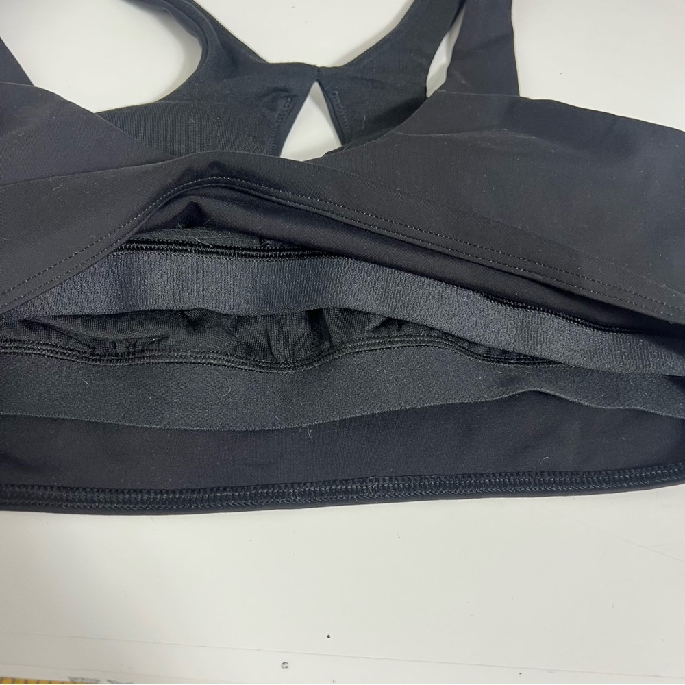 Lululemon SmoothCover
Front Cut-Out Yoga Bra *Light
Support Size 6 NWOT - Picture 8 of 8